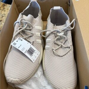 Addidas Size 8 1/2 Women’s Shoe Brand New $40